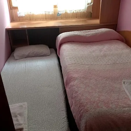 With 3 Bedrooms In With Balcony And Wifi Lägenhet *