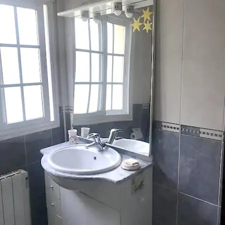 Lägenhet With 3 Bedrooms In With Balcony And Wifi