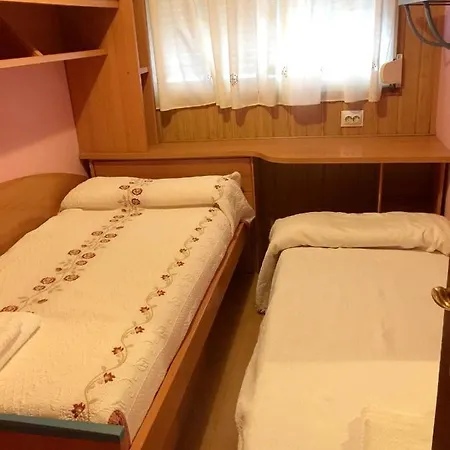 With 3 Bedrooms In With Balcony And Wifi *