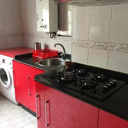 With 3 Bedrooms In With Balcony And Wifi *